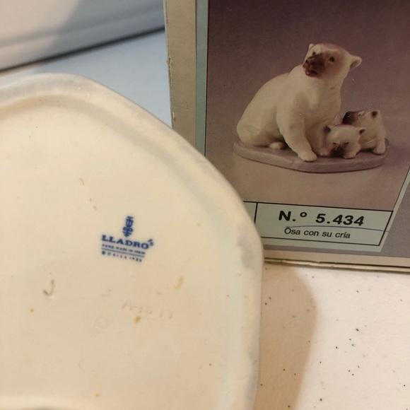 Vintage Lladro #5434 POLAR BEAR WITH BABIES - Picture 2 of 3